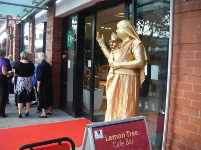 2009 Scala Awards Night - Golden Oscar - Human Statue at the Scala